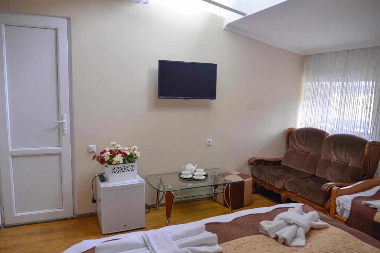 Hotel Victoria 博尔若米 外观 照片